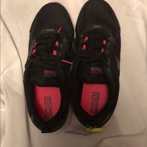 Sketchers tennis shoes